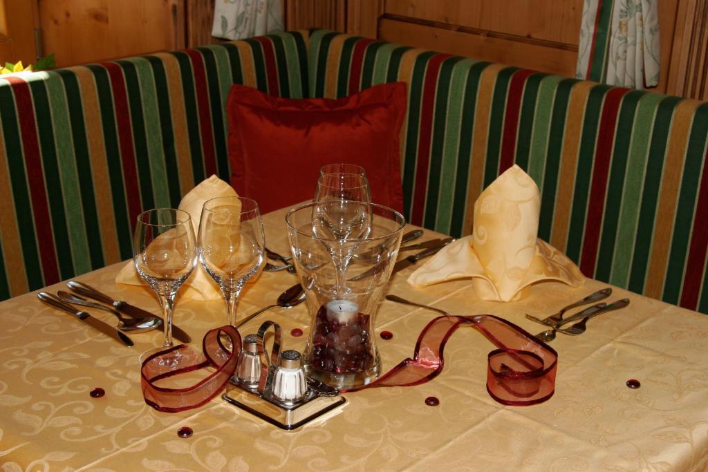Hotel Goldener Adler Curon Venosta Esterno foto