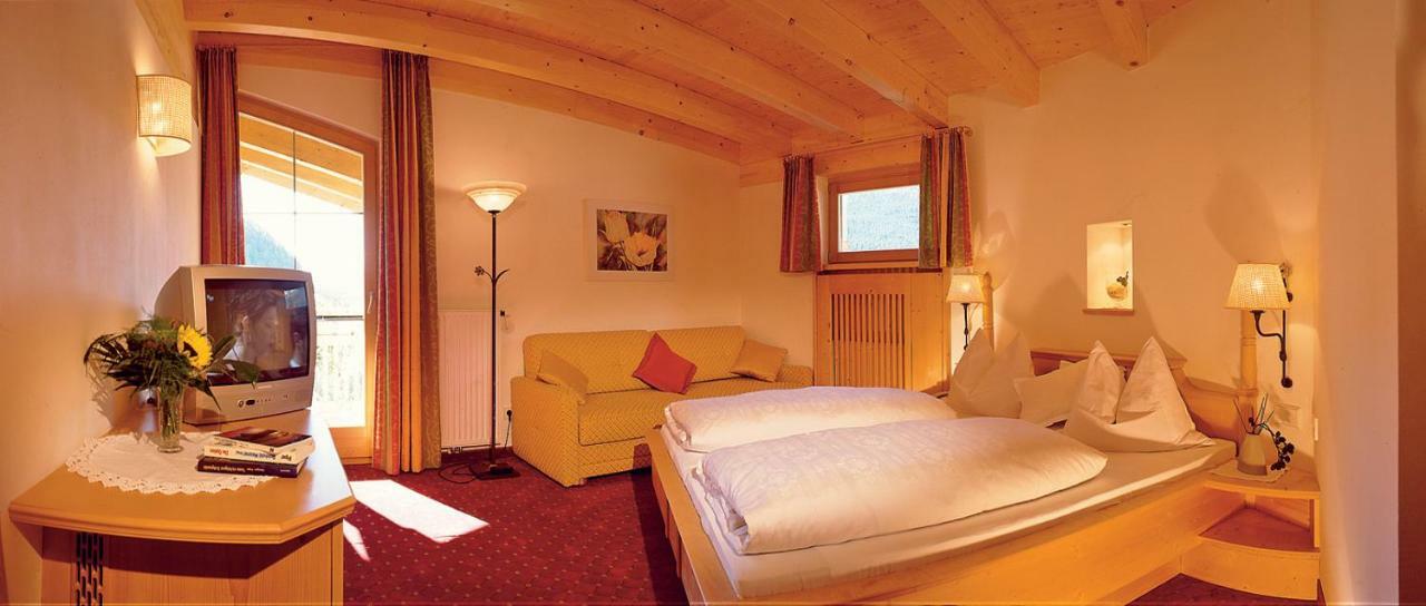 Hotel Goldener Adler Curon Venosta Esterno foto