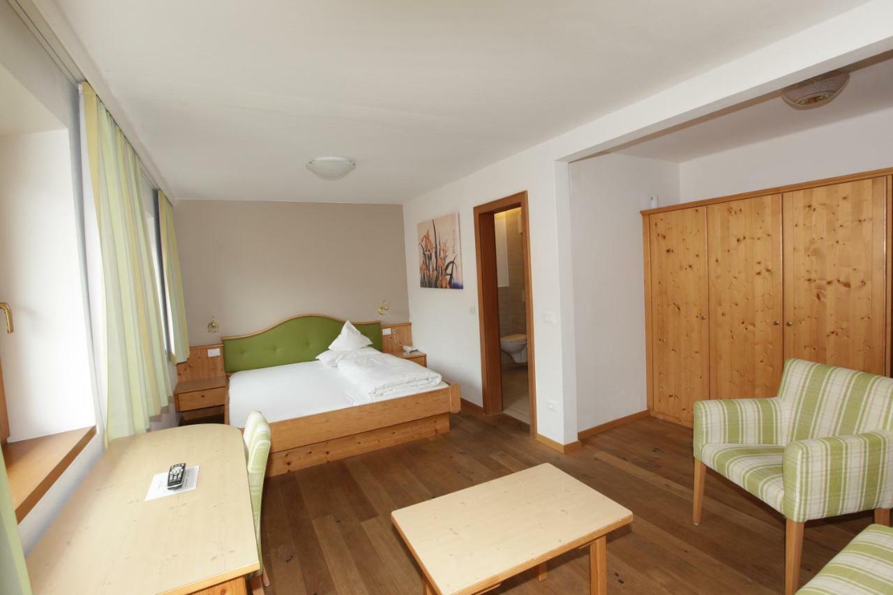 Hotel Goldener Adler Curon Venosta Esterno foto
