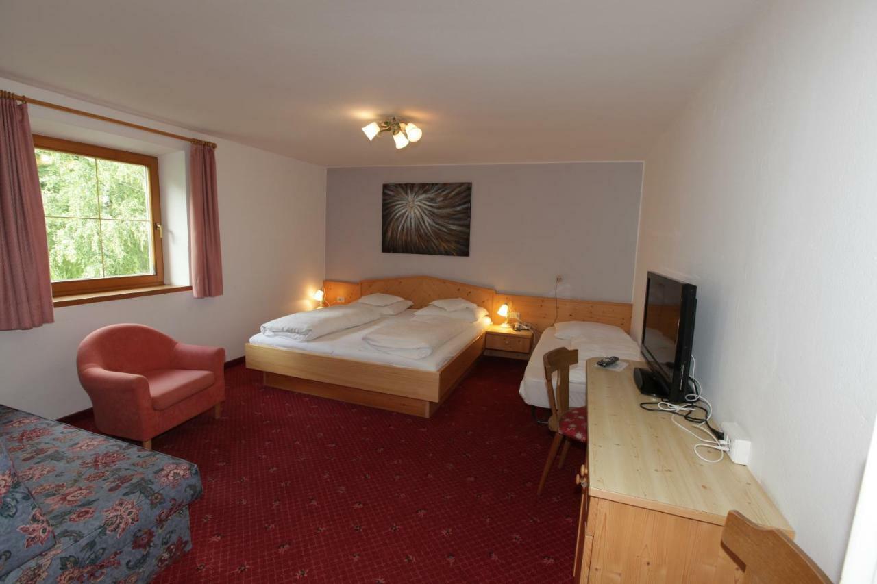 Hotel Goldener Adler Curon Venosta Esterno foto