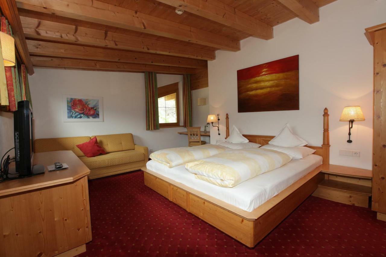 Hotel Goldener Adler Curon Venosta Esterno foto